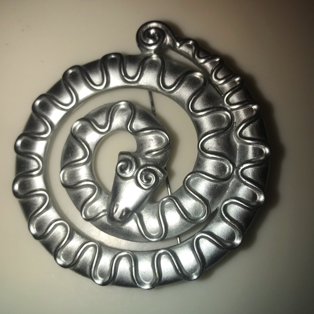 Snake pin
